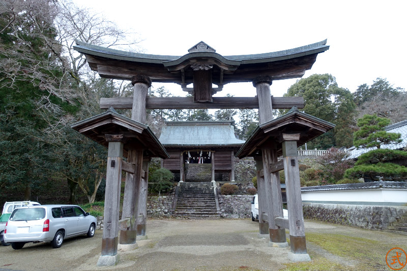 荒田神社を正面より望む。立派な両部鳥居と山門が印象的。