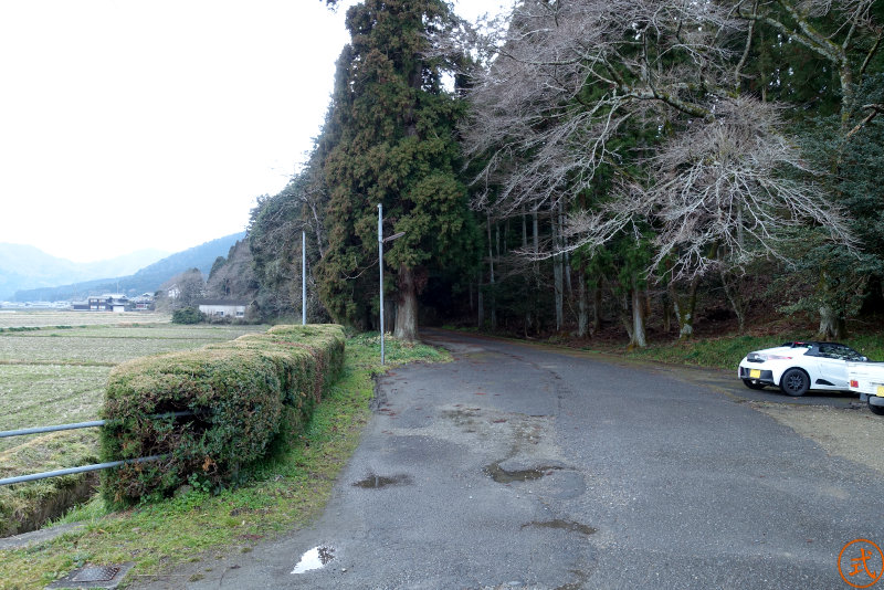 左側（南）を望む。周囲は山林だがほぼ平地、神社前に駐車スペースがある。