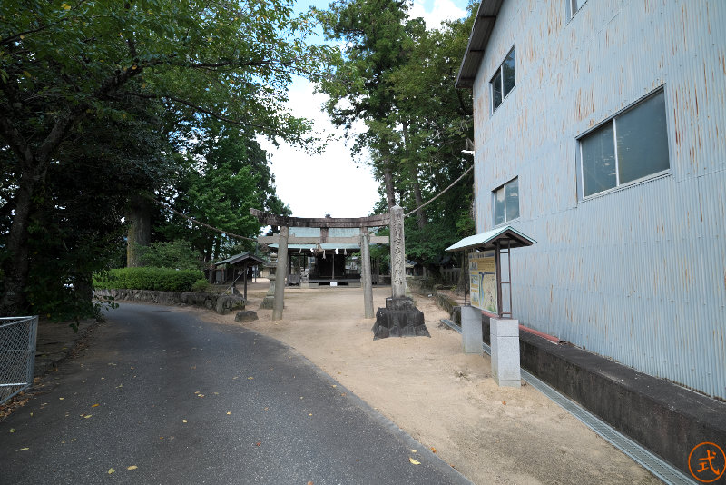 古奈為神社（こなえじんじゃ）の入口は兵庫県道139号山南多可線から1本集落に入ったところ工場の裏手にある。社標には式内 古奈為神社とある。