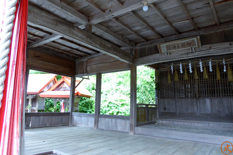 拝殿内部の左側を望む。拝殿の造りは非常にシンプル。