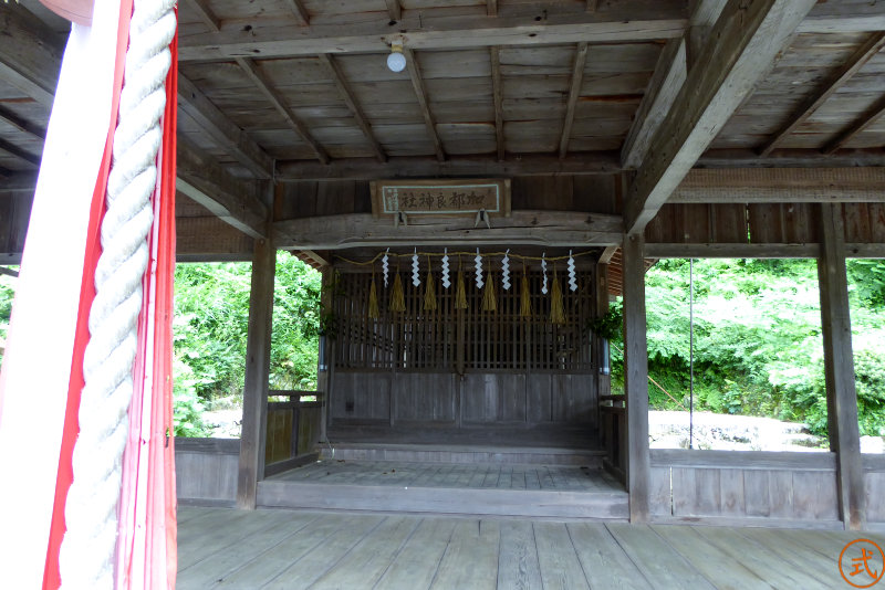 拝殿内部を望む。扁額には加都良神社とある。