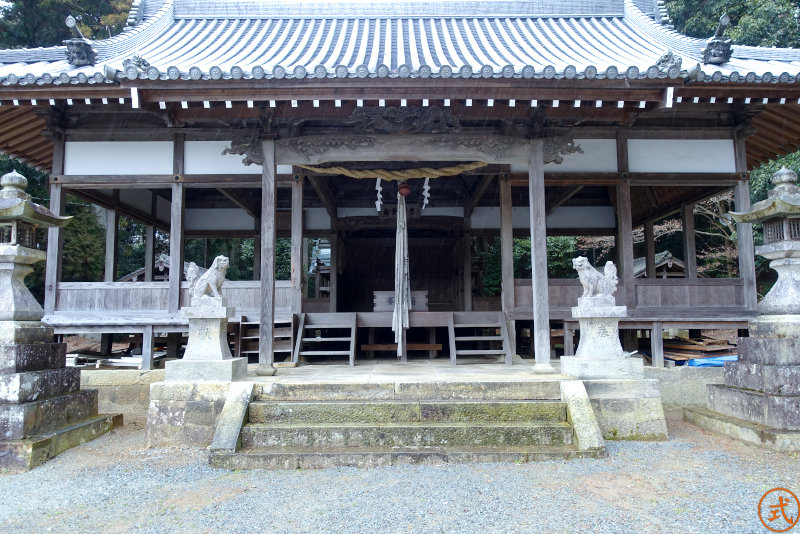 拝殿は低い腰板が付いたオープンな形式。