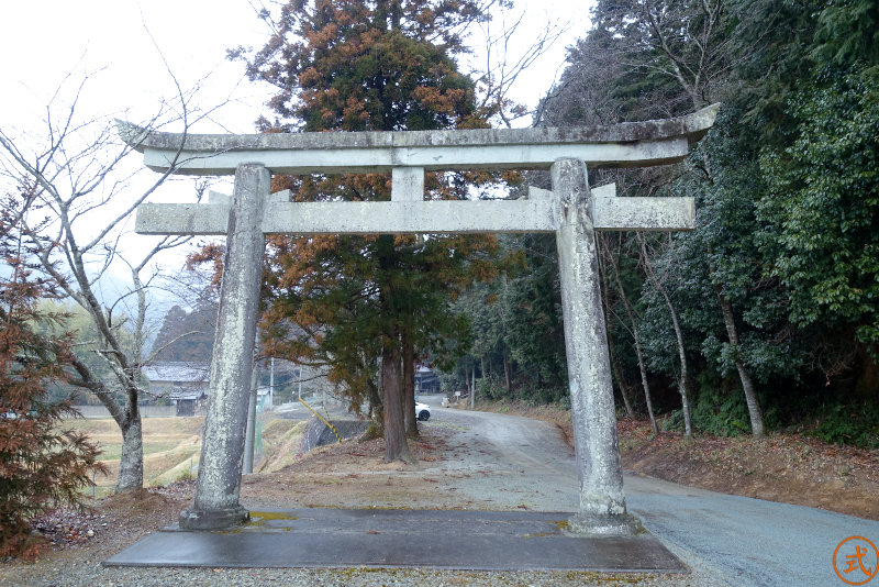 （論）高峯神社を正面より望む。獣除けフェンスを開けると鳥居があり参道が続く、向こうの方に拝殿がチラッと見える。参道の途中に駐車可能。
