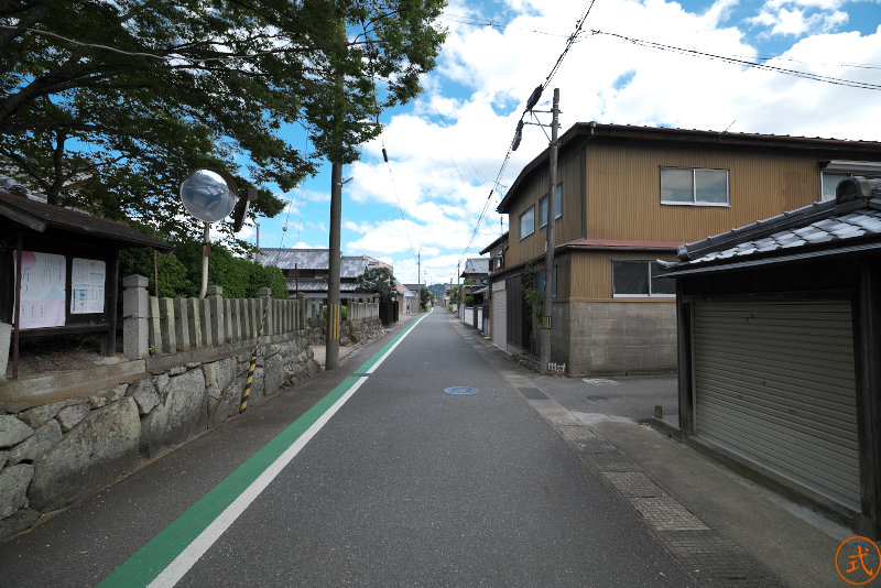 右側（北）を望む。神社前の道は江戸時代のままの街道なのだろう。