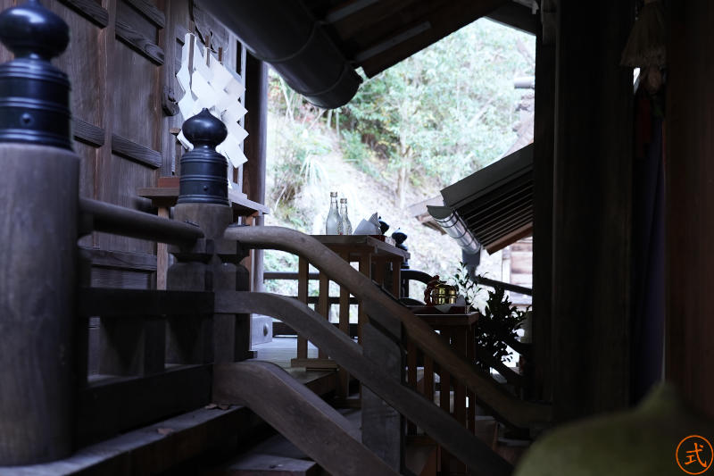 ILCE-7M3、2021:11:26、1/40、F2.80、ISO640、±0.00、31mm、16-35mm F2.8 GM
324-010_神根神社、岡山県備前市、お正月用ではありませんがお神酒が奉納されてお祀りされています、大事にされている様子が伝わります。