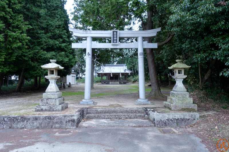 （論）菅田神社（小野市菅田町）を正面より望む。社域全体が西を向いていて鳥居の扁額には菅田神社とある。