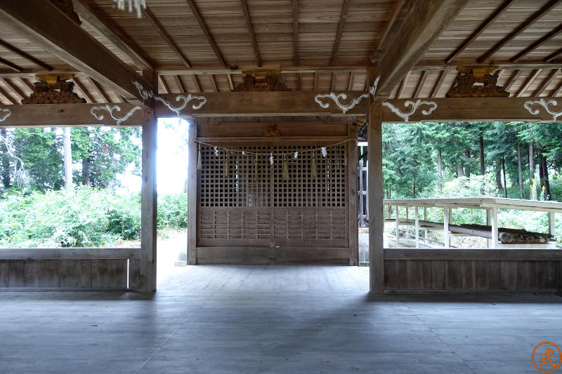 拝殿内部を望む。正面は幣殿、シンプルな作り。