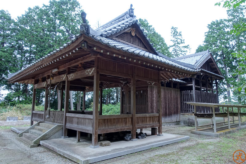 拝殿を右側より望む。拝殿後方には幣殿、その後ろに覆屋に入った本殿。