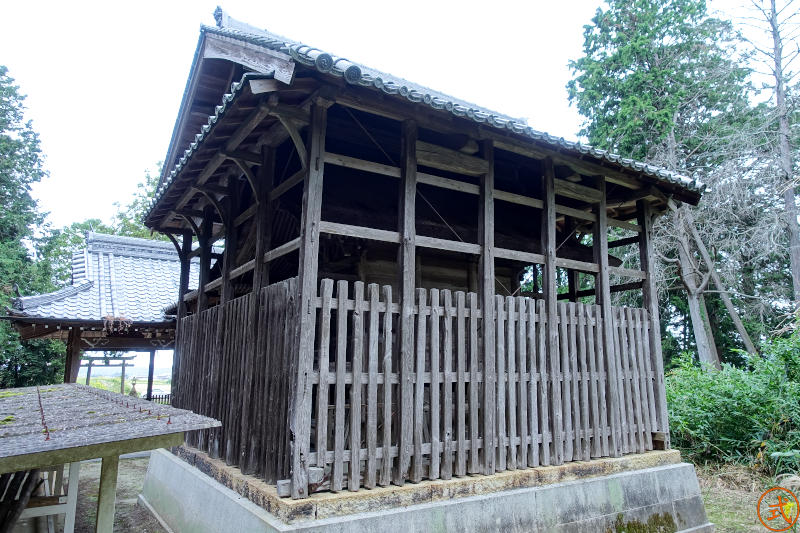 本殿を右後方より望む。覆屋に入っていてよく見えないのが残念、比較的新しいのかもしれない。