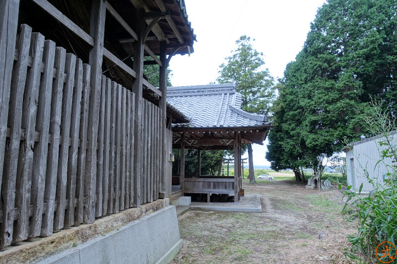 本殿の左後方より拝殿を望む。