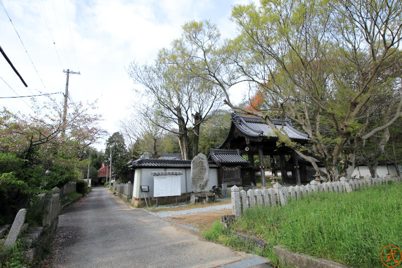 （論）住吉神社（小野市垂井町）を参道より望む。参道と山門は少しずれている。