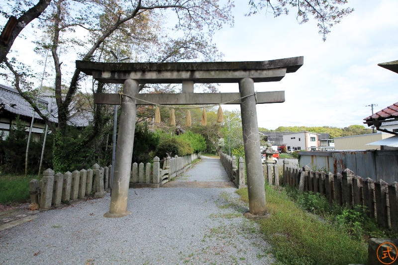 西側にも鳥居がある。鳥居の向こう真っ直ぐ進むと山門の前、右側が駐車場。万勝寺川との関係から言うとこちらのほうが主な参道だったのかもしれない。