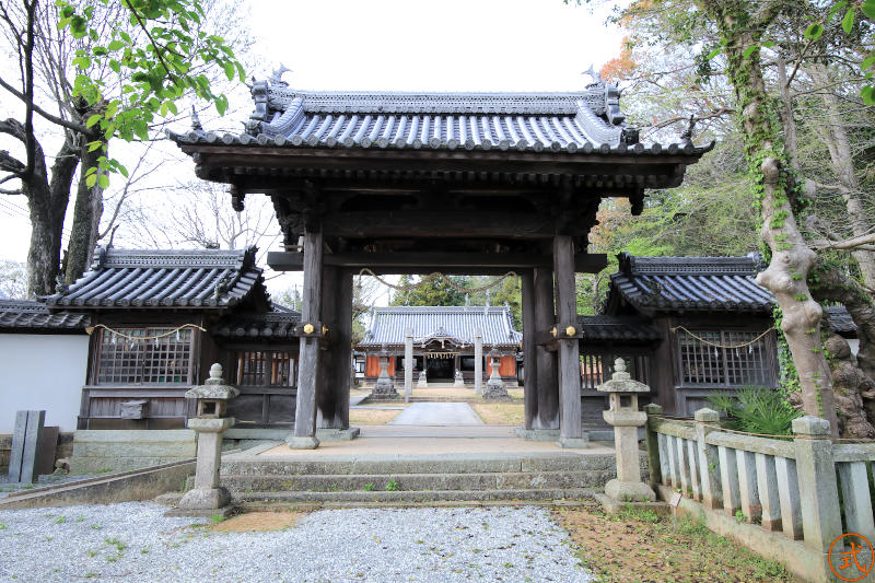 山門を正面より望む。一見お寺のような作りとなっている。