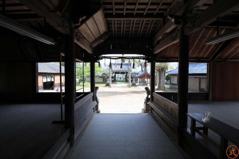 割拝殿より山門を望む。