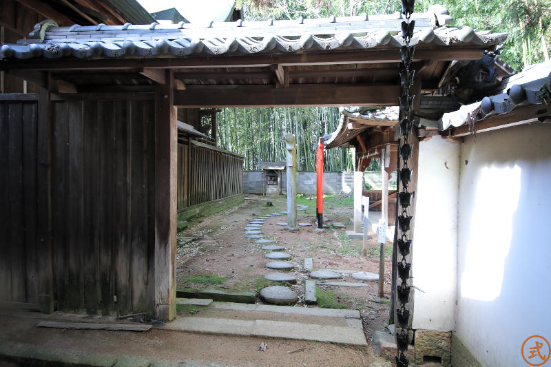 拝殿の右手より本殿の横に行くことができる。本殿の周りには摂社末社が数多くある。