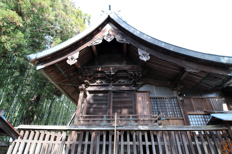 本殿を左側奥より望む。神社謹製の「住吉神社由来記」によると『現代の本殿は宝暦年間に再建』とある、非常に状態は良い。