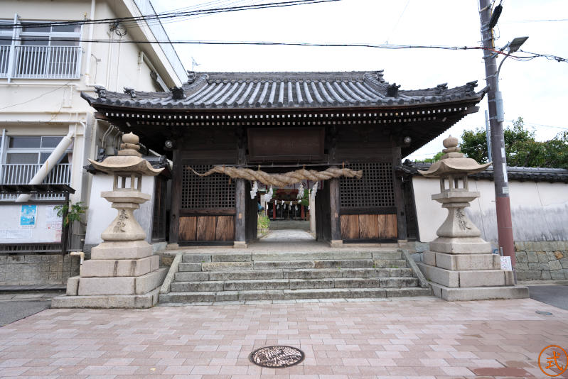 （論）稲爪神社を南側より望む。立派な山門と土塀がある。