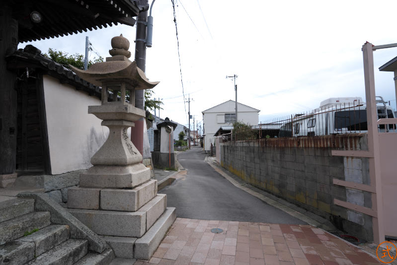 山門前より右側（東）を望む。集落の中にあることが分かる、基本的に道は狭い。