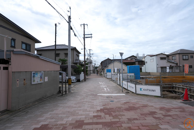 山門前より正面（南）を望む。この先100メートルほどに西国街道が東西に走っている、周囲は住宅が多く古くからの集落であることが分かる。