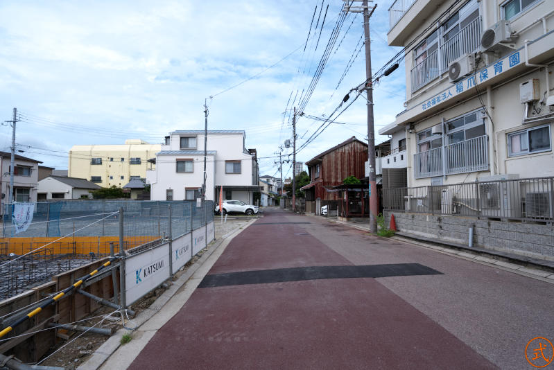山門前より左（西）を望む。すぐ横には保育園がある。