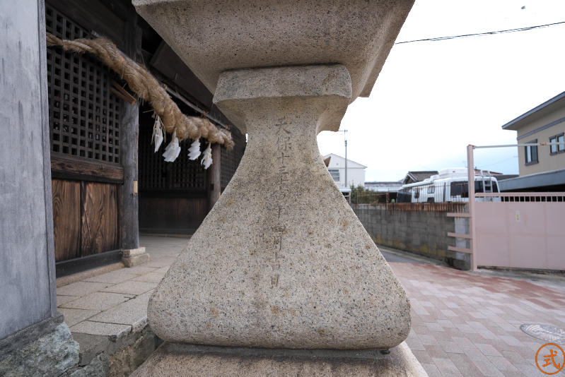 山門前の石灯籠には天保13年（1842年）とある。