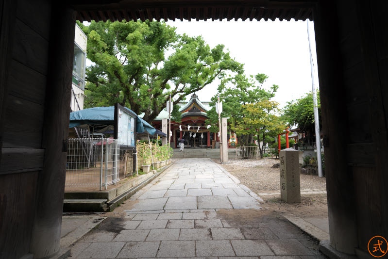 山門より拝殿を望む。