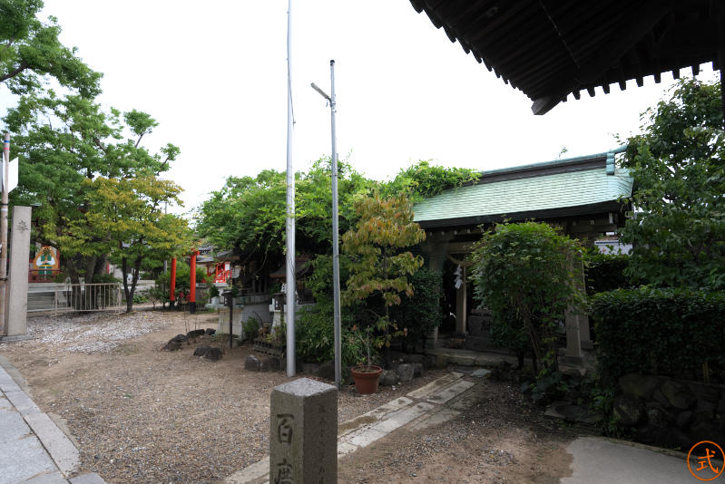 山門をくぐり右側には手水舎。