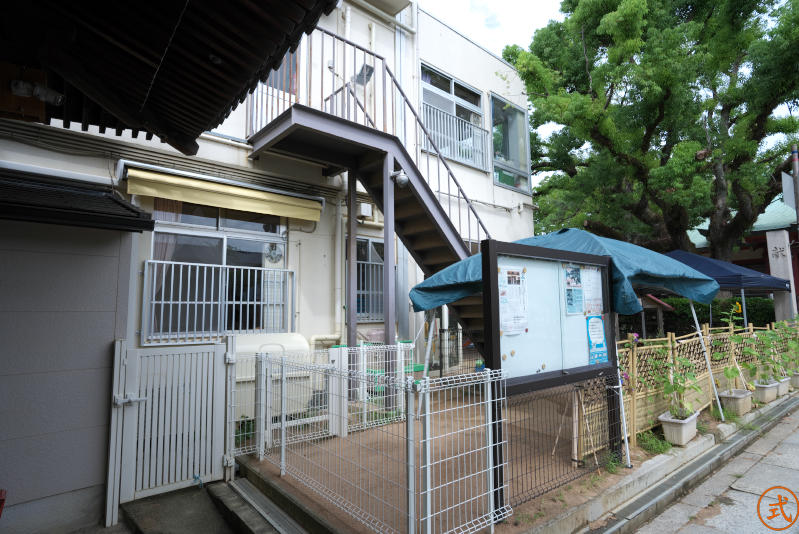 山門をくぐり左側には保育園。