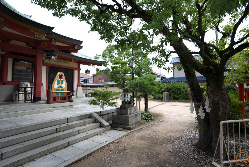 拝殿前より右側を望む。拝殿の右側にはガレージなどがある。