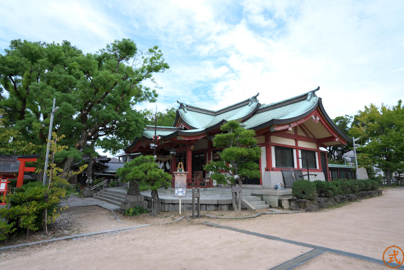 拝殿を右側より望む。大きく立派な建物だ。
