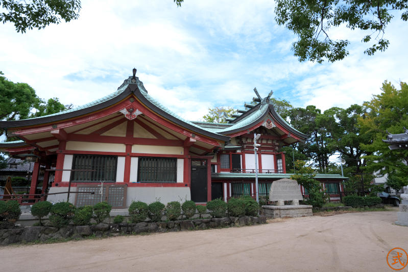 拝殿と後方の幣殿・本殿を右側より望む。建物はコンクリート製だが違和感なく作られている。