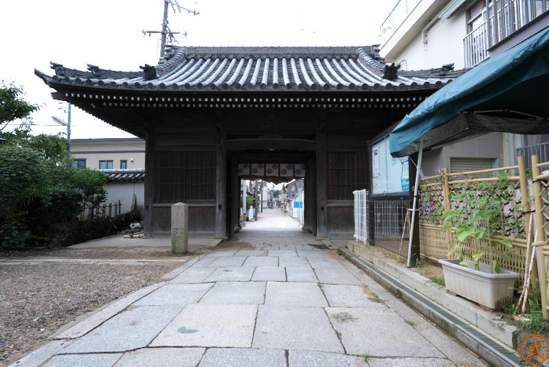 拝殿前より山門越しに西国街道方向を望む。