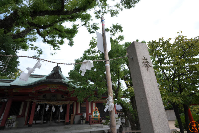 社務所の前の注連柱には大きな矢が立ててある。社伝の鉄人が来攻したのを撃退したことにちなんでいるのだろうか。