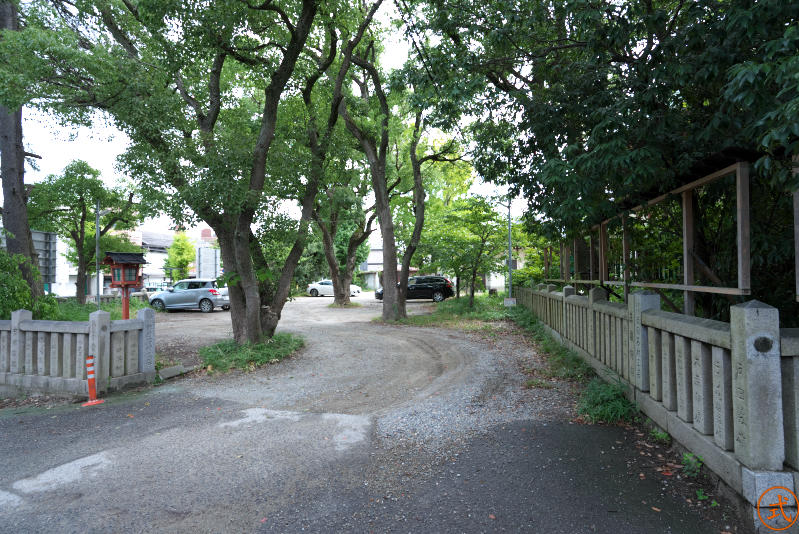 本殿後方の駐車場を左側より望む。ありがたいことに国道2号線から入ってくるとすぐ駐車場。