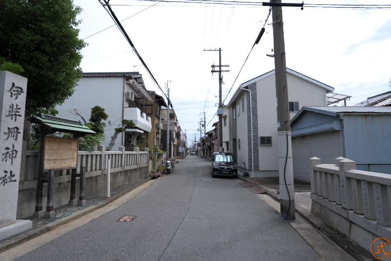 右側（東）を望む。周囲は住宅。