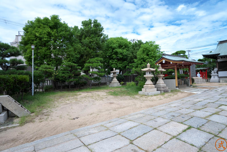 左手には手水舎、奥に福徳三宝荒神社。