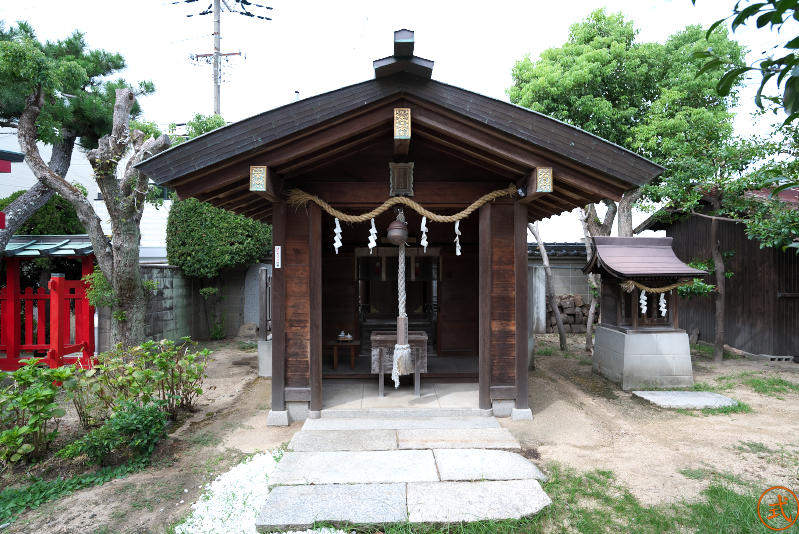 福徳三宝荒神社は東向きに鎮座している。