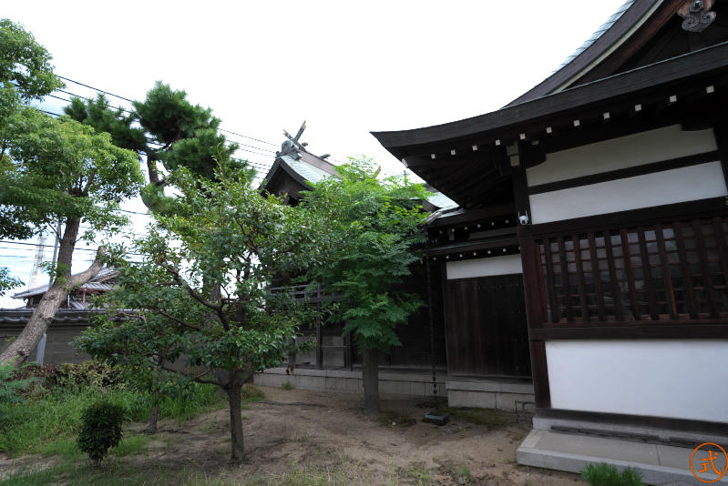 福徳三宝荒神社の前より本殿左側を望む。
