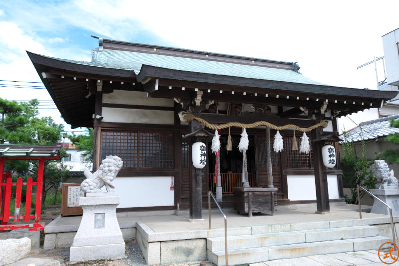 拝殿を左側より望む。比較的新しく端正な建物となっている。