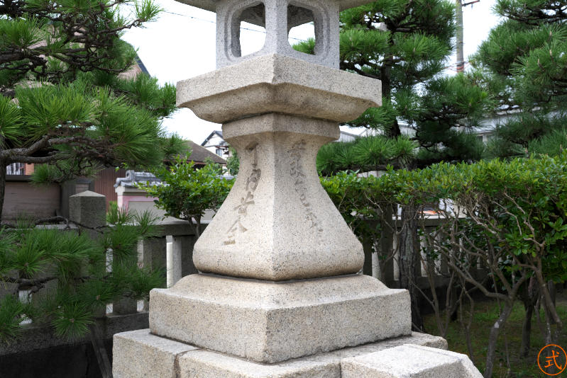 安政六年（1860年）と入った石灯籠。すごく古い石灯籠とか石標は見かけなかった。