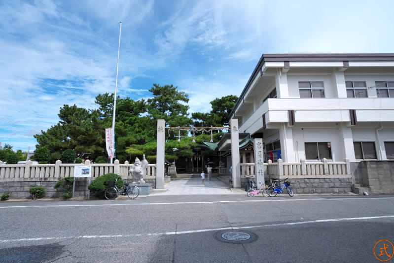 （論）岩屋神社を正面から望む。鳥居は無く注連柱、右手の白い建物が社務所。撮影時刻は午前中の10時だがすでに大人も子供も多くの人が訪れていたのが印象的。