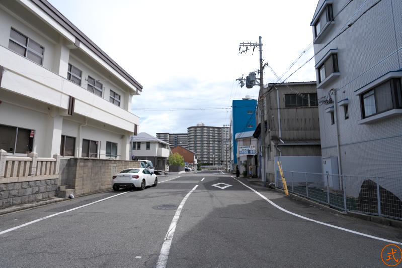 右側（東）を望む。周囲は住宅街となっている。