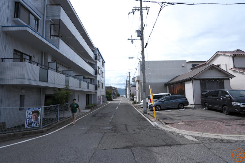 正面（南）を望む。200メートルほど先に海が見えている。その向こうは淡路島となっていて強く関係性を感じさせる立地。