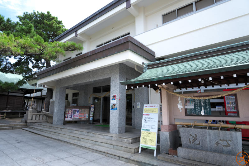 注連柱を過ぎると右手に社務所。コンクリート作りの非常に立派な建物となっている。