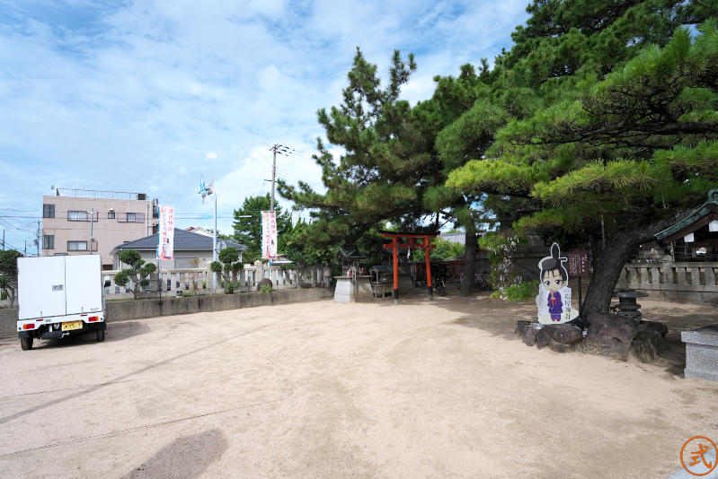 注連柱を過ぎると左手は広場となっている。