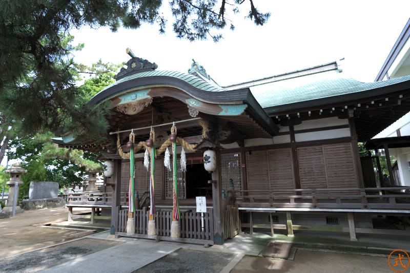 拝殿を右手より望む。