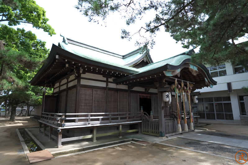 拝殿を左側より望む。奥に見える社務所の建物は左へ続いており非常に大きな建物。