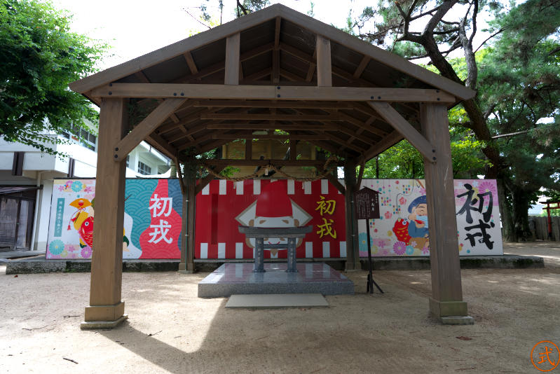 本殿裏手には小鳥居と戎さんのイラスト。地域に愛されている感が溢れている。