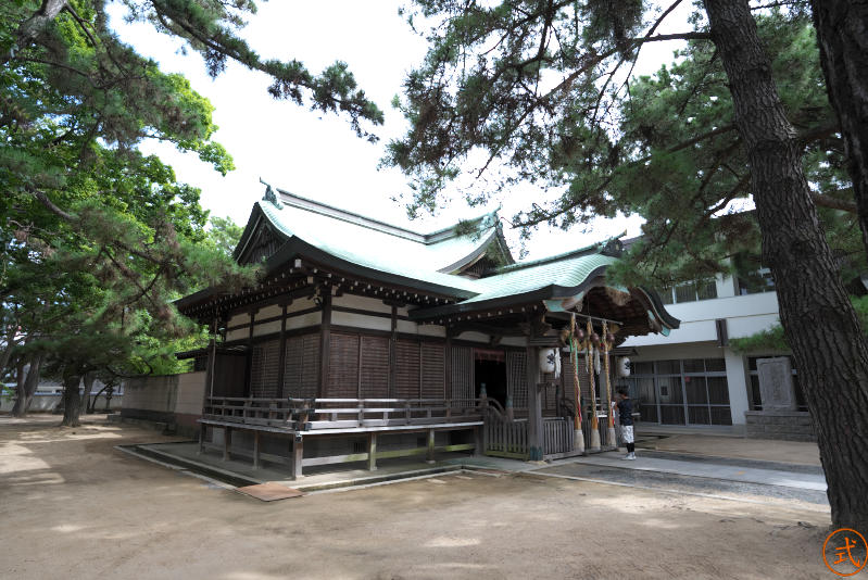 一周回って拝殿を左側より望む。ひっきりなしに地元の方が参拝されているのが印象的だった。