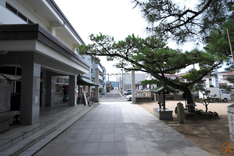 拝殿前より注連柱を望む。古代山陽道や西国街道が近くを通り明石の交通の要衝にあったと推測される。